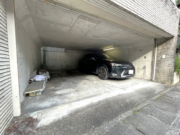 「サウナ付×2世帯対応」高知市円行寺　中古一戸建ての駐車場|雨風から愛車を守るビルトインガレージ。電動シャッター付きで防犯面や出し入れもスムーズで安心。