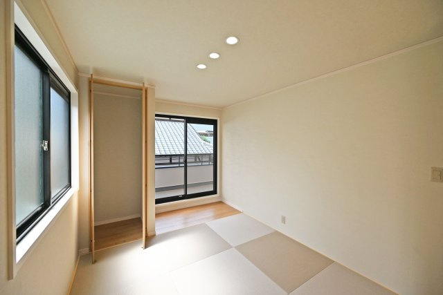 尼崎市西難波町4丁目中古一戸建て│5LDK+駐車1台可の和室|2階リビング横和室の内観写真です。
リビングと一体感のある和室。来客時やお昼寝スペースなど、多目的に活用できます。