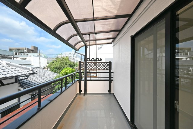 尼崎市西難波町4丁目中古一戸建て│5LDK+駐車1台可のバルコニー|2階東側バルコニー。屋根があるため、急な雨にも対応しやすいのがポイントです。和室からそのまま出入りでき、洗濯物を干す・取り込む動作もスムーズに行えます。