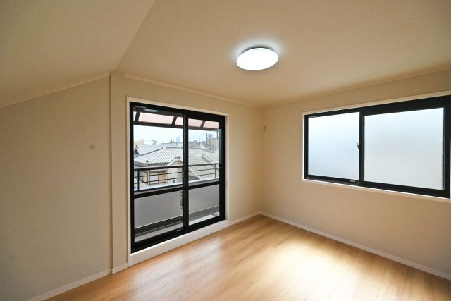 尼崎市西難波町4丁目中古一戸建て│5LDK+駐車1台可の寝室|-洋室6帖(3F)-
各居室2面採光につき光を多く取り入れる事ができますので 室内大変明るい空間となっております。