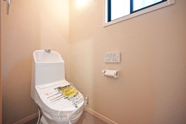 尼崎市西難波町4丁目中古一戸建て│5LDK+駐車1台可のトイレ|1階トイレの内観写真です。温水洗浄便座付きトイレで寒い日も快適に利用していただけます。