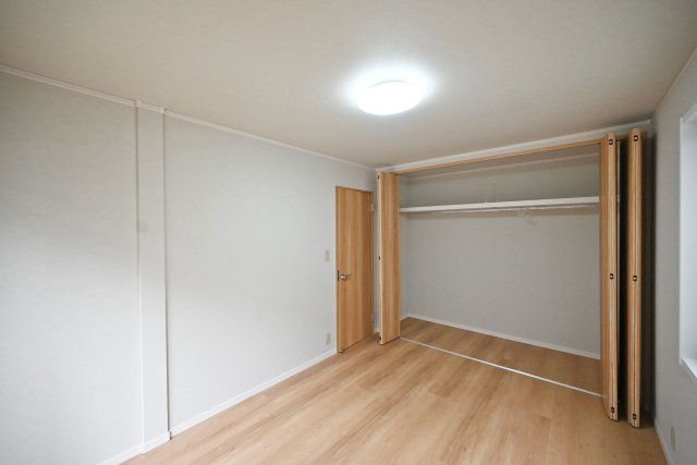 尼崎市西難波町4丁目中古一戸建て│5LDK+駐車1台可の収納|-洋室6帖(1F)-