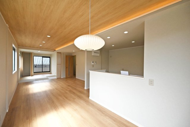 尼崎市西難波町4丁目中古一戸建て│5LDK+駐車1台可のダイニング|約22帖の広々としたLDK。隣接する和室と一体利用すれば、さらにゆとりのある空間としてお使いいただけます。