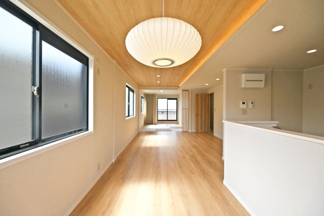 尼崎市西難波町4丁目中古一戸建て│5LDK+駐車1台可のキッチン|木目調の天井が印象的な約22帖のLDK。隣接する和室とのつながりが、開放的で心地よい住空間を演出します。