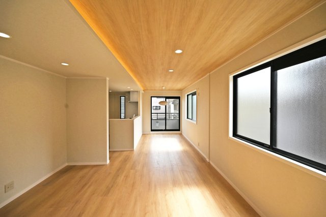 尼崎市西難波町4丁目中古一戸建て│5LDK+駐車1台可の居間・リビング|1階LDKをリビング側から正面に撮影した内観写真です。木の風合いを活かした天井が印象的。落ち着きと高級感を感じられる内装に仕上がっています。