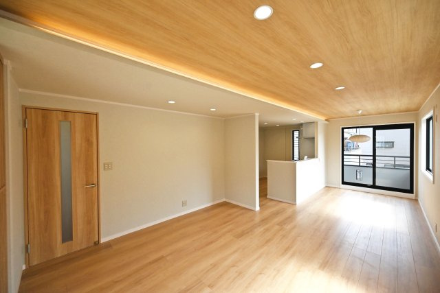 尼崎市西難波町4丁目中古一戸建て│5LDK+駐車1台可の居間・リビング|1階LDKの内観写真です。 家具の配置がしやすいリビングは実生活が想像しやすい形状になっています。