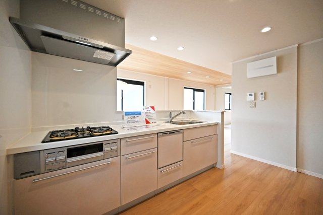 尼崎市西難波町4丁目中古一戸建て│5LDK+駐車1台可のキッチン|2階キッチン奥側から撮影した写真です。日々の家事効率を高めてくれる食洗機付きシステムキッチン◎