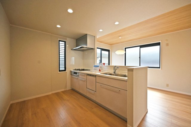 尼崎市西難波町4丁目中古一戸建て│5LDK+駐車1台可のキッチン|2階LDKをキッチン越しに撮影した現地内観写真です。 対面式キッチンを採用しているため視界は広く、ご家族間やご来訪者とのコミュニケーションも一体的に取り易くなっております。
