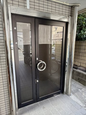 大阪市北区中津６丁目の店舗事務所のエントランス