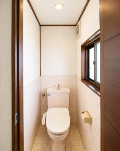 【トイレ】 | ◆泉区岡津町　中古戸建◆ | ◆清潔感のある白を基調とした落ち着ける空間。小窓をもうけていますので、こもりやすい空気の入れ替えも簡単に行えますね！※画像は加工しています