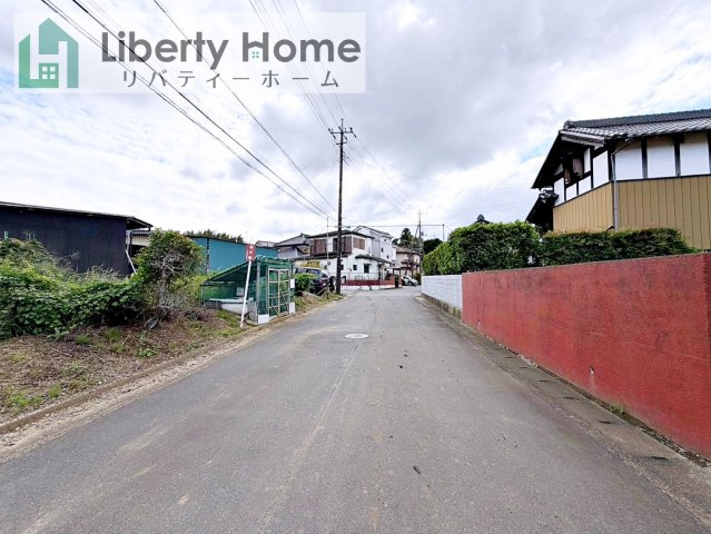 土浦市烏山３丁目　中古戸建の前面道路含む現地写真