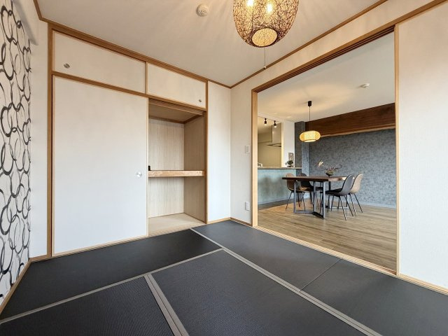 サーパス桂第2の和室|押入れは上段と下段に分かれた仕様です。収納ボックス等に分けると整理整頓がしやすい！（R8.9撮影）