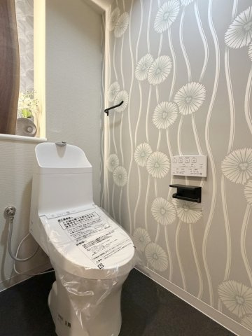 サーパス桂第2のトイレ|壁リモコンで両サイドがスッキリ。多彩な機能付で清潔なトイレ空間に♪（R8.9撮影）