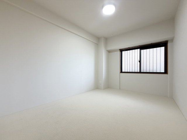 サーパス桂第2の洋室|白を基調としたシンプルな印象の洋室はインテリアプランも考えやすい！（R8.9撮影）