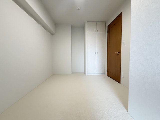 サーパス桂第2の洋室|全居室に収納を設けている為、生活感が出にくく住環境を広々お使いいただけます。（R8.9撮影）