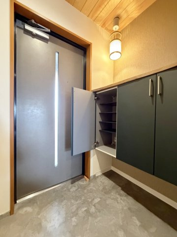 サーパス桂第2の玄関|住まいの「顔」となる玄関。スッキリした玄関にできるシューズボックスは欠かせない存在ですね♪（R8.9撮影）