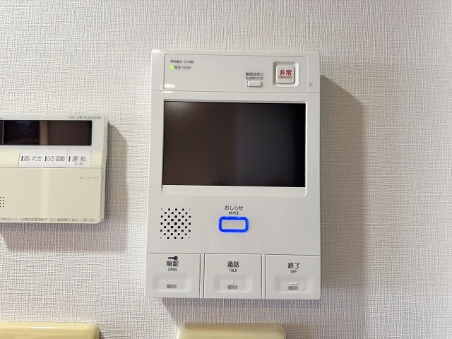 サーパス桂第2のセキュリティ|モニターで訪問者を確認できるので、知らない人やセールス・勧誘など避けられて安心です！（R8.9撮影）
