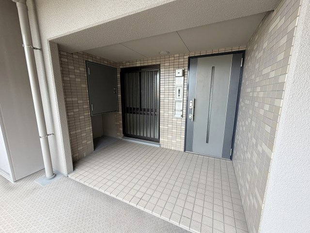 サーパス桂第2の玄関|玄関ポ―チ部分はゆったり。ベビーカーや三輪車なども置けちゃいます！（R8.9撮影）