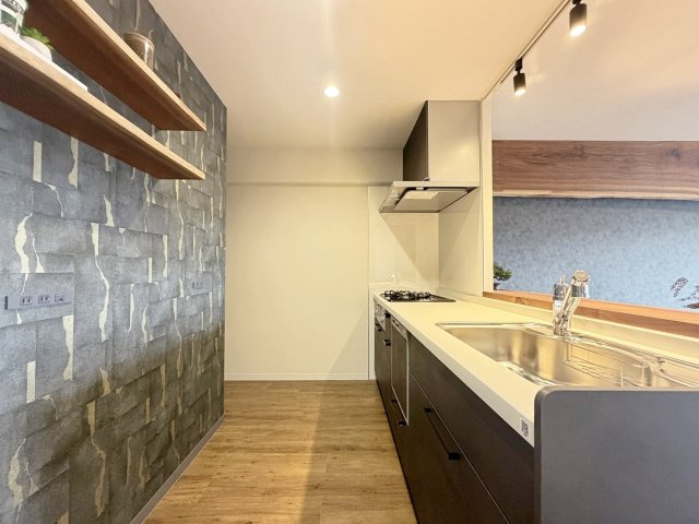 サーパス桂第2のキッチン|キッチン背面には冷蔵庫など置くゆとりがございます。（R8.9撮影）