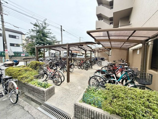 南海シティハイツ住ノ江Ⅱの駐輪場|駐輪場に屋根があるので、雨の日に自転車が濡れにくく嬉しいですね！