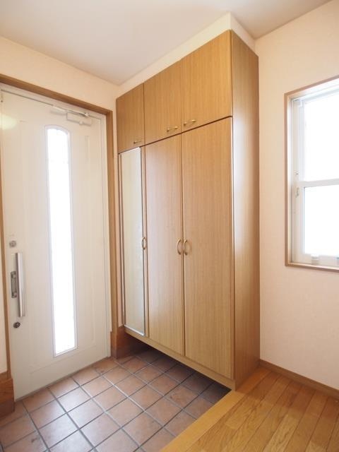 久出ケ谷町戸建の玄関