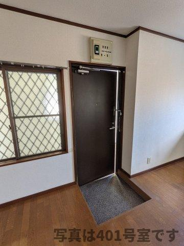 立神マンションの玄関