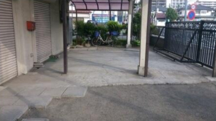 八王子市千人町４丁目の倉庫の駐車場