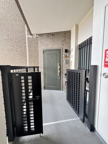 姪浜六丁目シティハウスの玄関|プライベート感のある専用ポーチ付きで、玄関前のゆとりと防犯性を高められる住まい☆