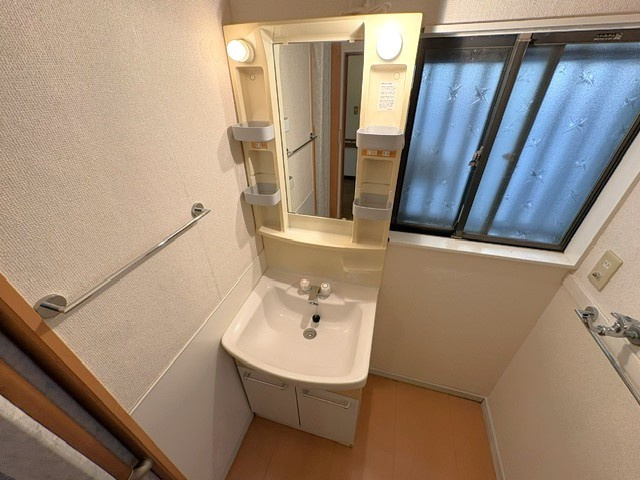 愛の家の洗面所|ゆったりとスペースのある洗面所
