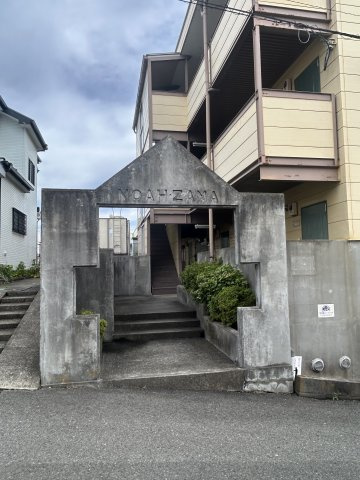 座間市入谷東３丁目の賃貸マンションのエントランス