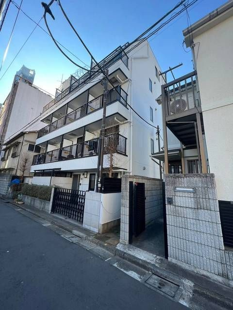 レヤーノ新宿の外観