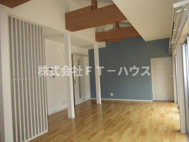 市川市新田戸建ての居間・リビング