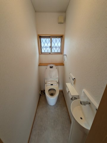 小牧市久保一色南２丁目　中古戸建のトイレ|清潔感のあるトイレです