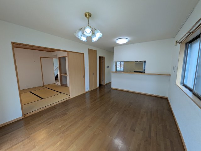 小牧市久保一色南２丁目　中古戸建の居間・リビング|こちらの居間で趣味の時間をお楽しみください