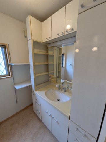 小牧市久保一色南２丁目　中古戸建の独立洗面台|独立洗面台、朝の身支度には欠かせません