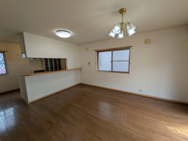 小牧市久保一色南２丁目　中古戸建の居間・リビング|ゆったりとした居間です