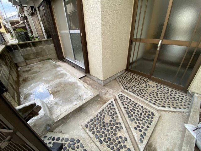 北舞子1丁目貸家の玄関