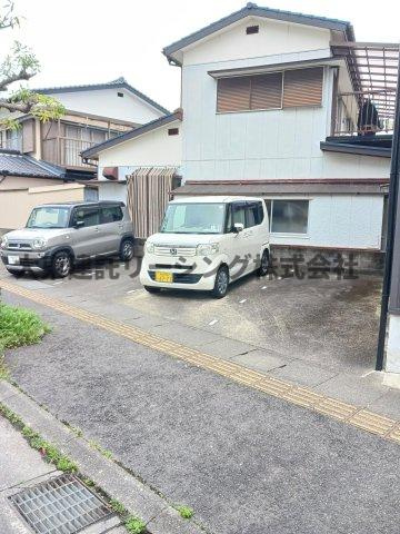 メゾン・アプリコットの駐車場