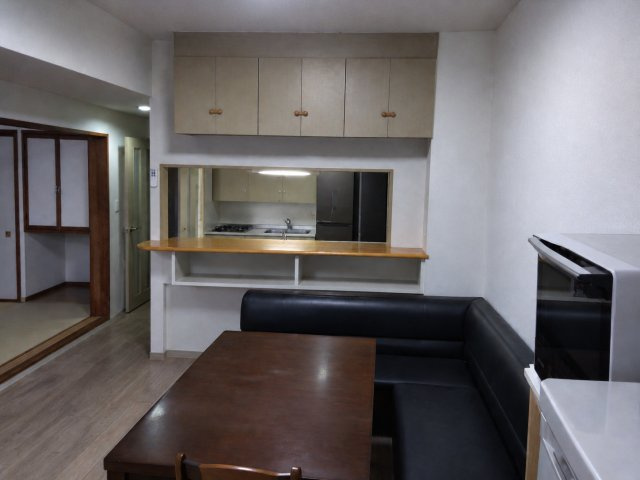 ラフォーレ桃園 　静岡市駿河区桃園町の居間・リビング|キッチンからリビングを見渡せます。