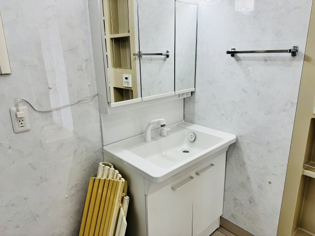 八王子市　城山手　中古戸建ての独立洗面台|～３面鏡付きの独立洗面台　細々している物をスッキリ収納出来ます～