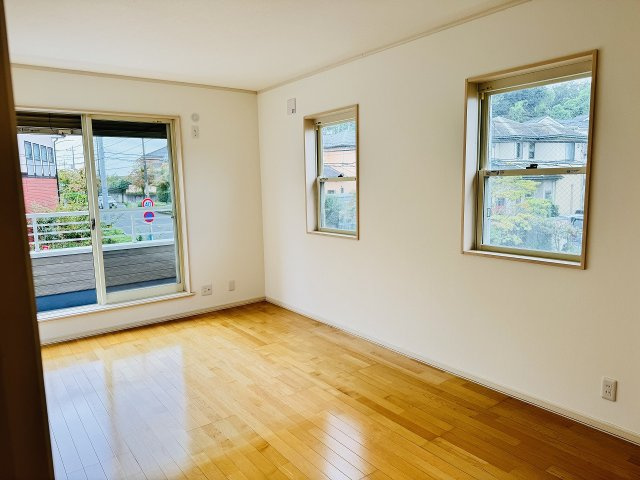 八王子市　城山手　中古戸建ての寝室|～2階8.2帖の主寝室　ベッドなど大型家具のレイアウトもしやすい広さです～