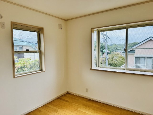 八王子市　城山手　中古戸建ての子供部屋|～2階5.0帖の洋室　出窓付き、2面採光で明るく風通しの良いお部屋です～