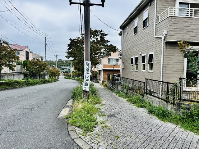 八王子市　城山手　中古戸建ての前面道路含む現地写真|～南西16ｍ・南東6ｍ・北東6ｍの三方道路につき、陽当たり・風通し良好です～