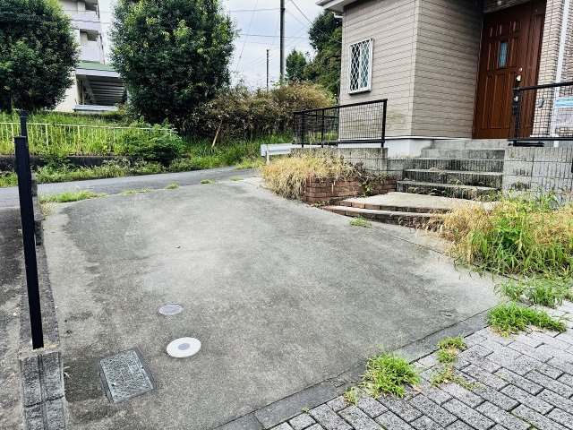 八王子市　城山手　中古戸建ての駐車場|～カースペースは1台分～