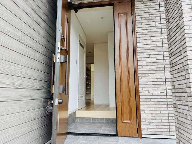 八王子市　城山手　中古戸建ての玄関|～玄関は安心のWロックキーを採用～