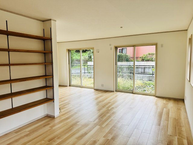 八王子市　城山手　中古戸建ての居間・リビング|～24.0帖の明るく開放感のあるLDK、家族団欒の時間をお過ごしいただけます～