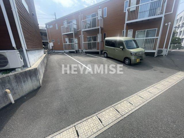 アヴニールBの駐車場