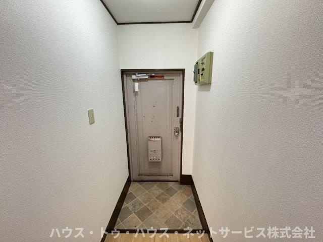 スドウビルの玄関