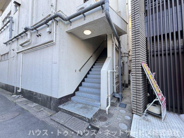 スドウビルのエントランス