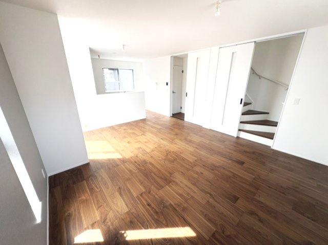 高槻市永楽町新築戸建の居間・リビング|こちらの居間で趣味の時間をお楽しみください。